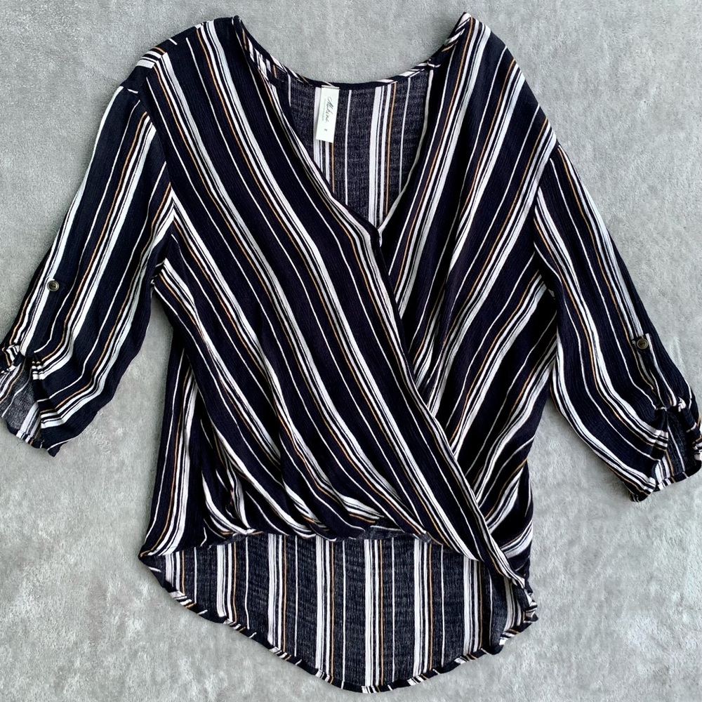 Mahina Blouse Size M. 3/4 Sleeve. Hi-Lo Hem